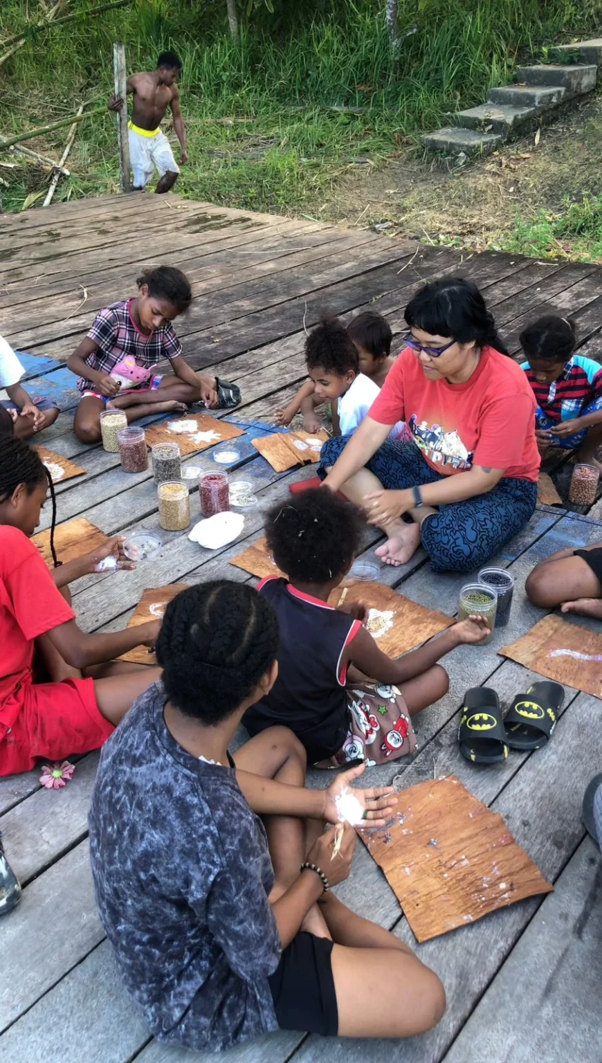 Membuat kolase bersama (Foto: Dokumentasi Penulis)
